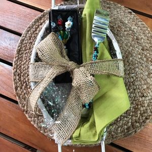 ✨✨ Look 👀 Inside 💕4-Piece Gift Basket✨✨